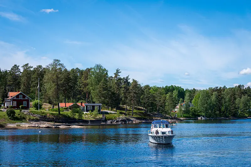 Sommarbild på båt i Lennartsfors.