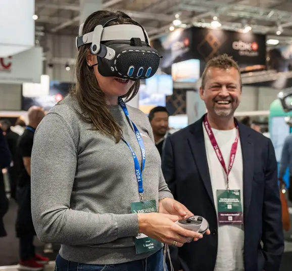 Jenny testar VR-glasögon på VVS-dagene i Norge 2024.